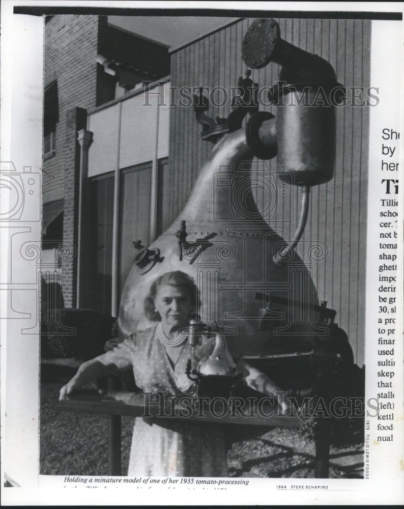 1976 Press Photo Tillie Lewis Poses with Original Tomato Processing Kettle - Historic Images