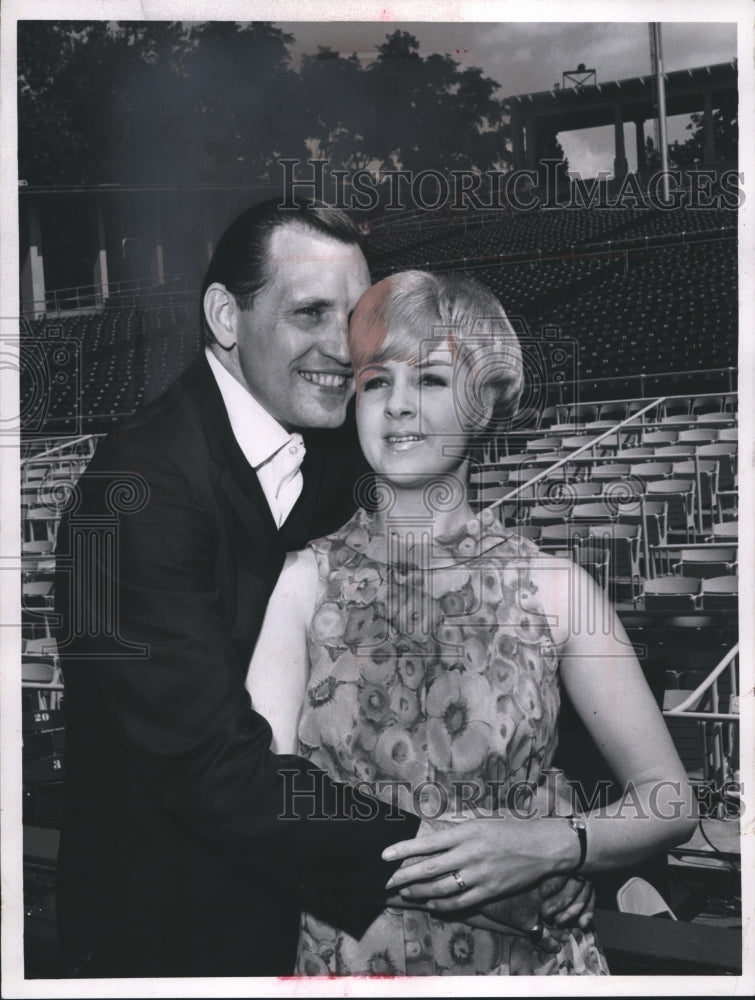 1967 Press Photo William Lewis and wife, appearing in opera, St. Louis, Missouri - Historic Images