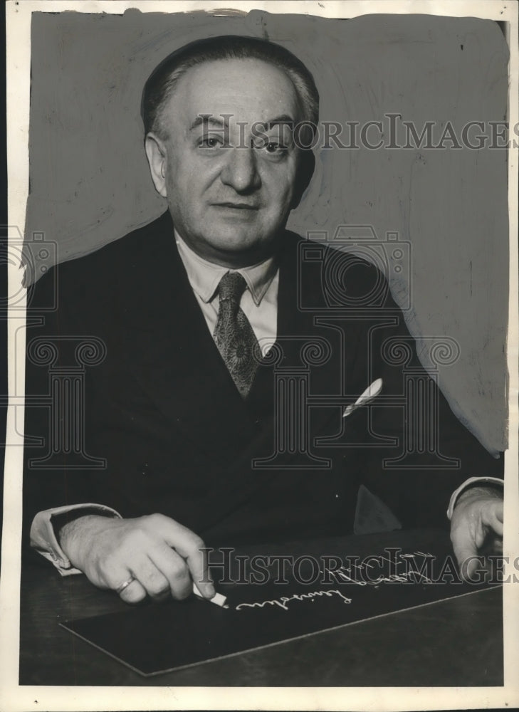 1934 Press Photo Author Ludwig Lewisohn Signs A Milwaukee Press Club P 1934 Press Photo Author Ludwig Lewisohn Signs A Milwaukee Press Club P