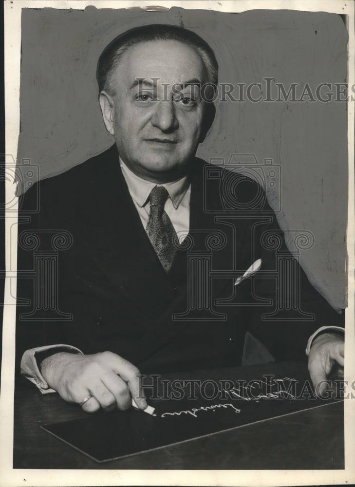 1934 Press Photo Author Ludwig Lewisohn signs a Milwaukee Press Club panel-Historic Images