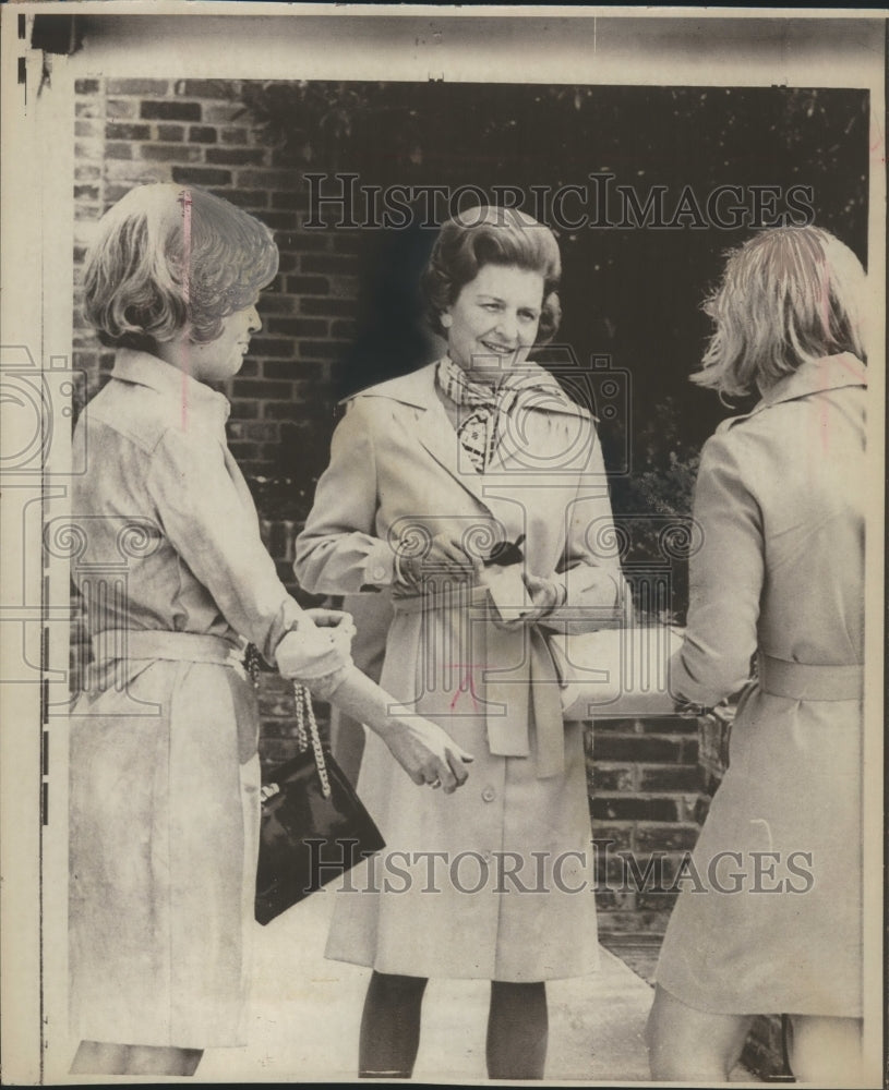 1974 Press Photo Betty Ford meets with reporters outside in Alexandria, Virginia - Historic Images