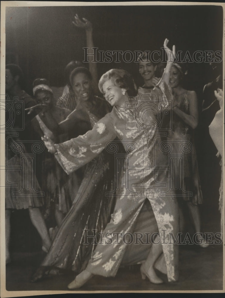 1976 Press Photo Betty Ford Dances at Opening of Alley City Center Dance Theatre - Historic Images