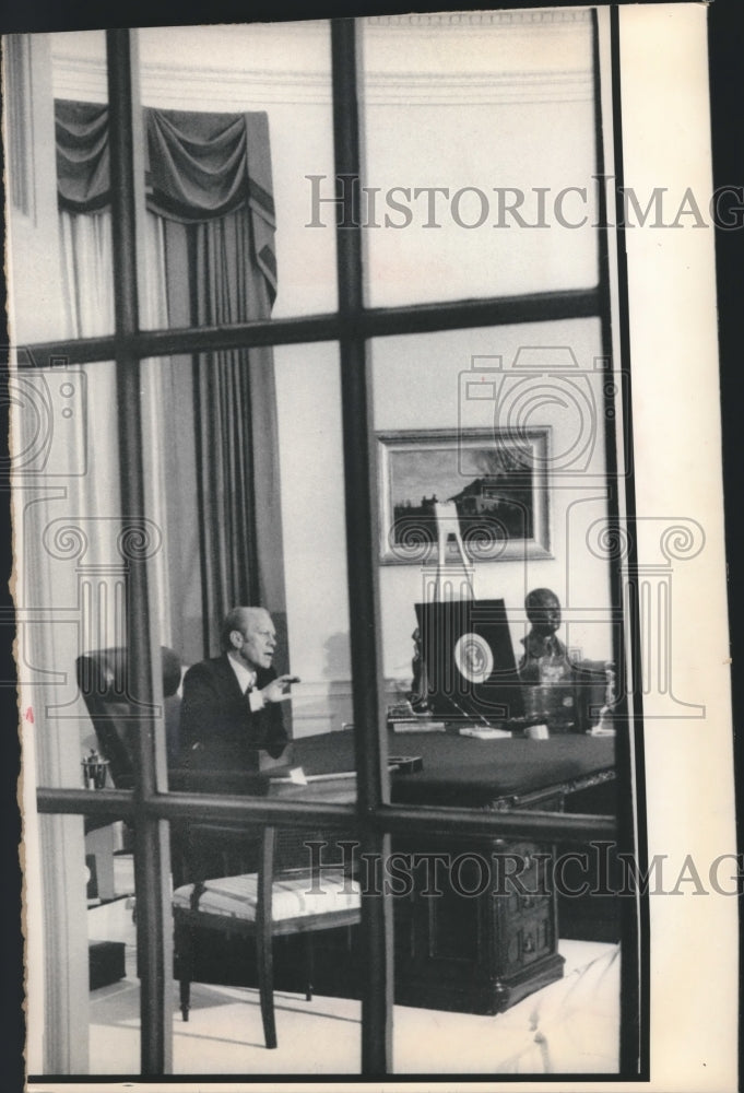 1975 Press Photo Gerald Ford During His Television Address in the Oval Office - Historic Images