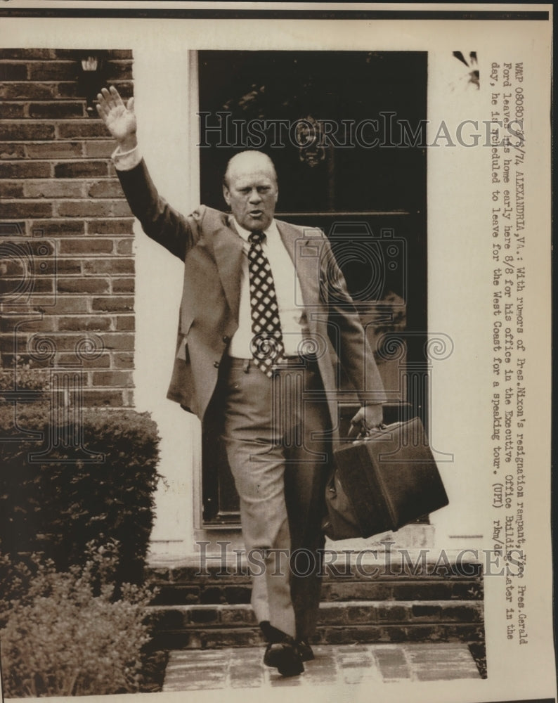 1974 Press Photo Gerald Ford leaving his home for a West Coast Speaking Tour - Historic Images