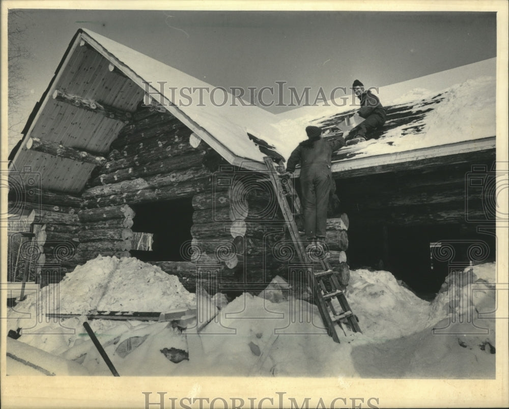 1984 Press Photo Ed and Roberta Grube Work on the Roof of their Wisconsin Cabin - Historic Images