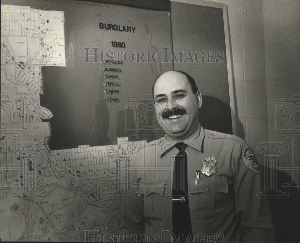 1981 Press Photo Wisconsin Officer John Lofy Conducts a Survey in Wauwatosa - Historic Images