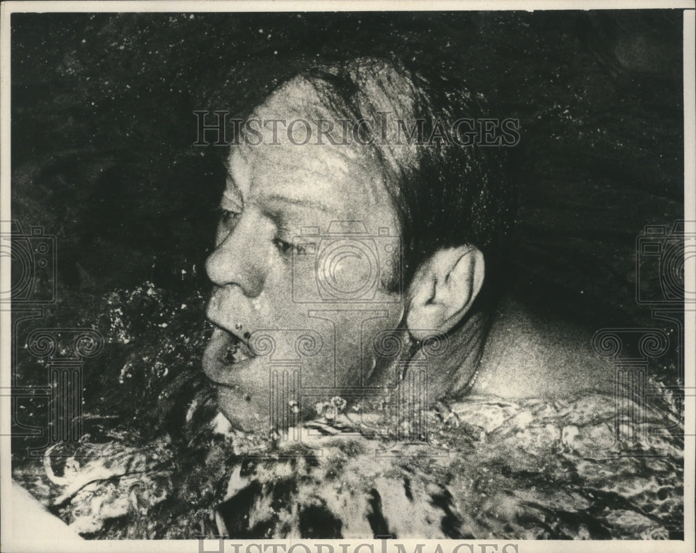 1974 Press Photo Vice Presidential nominee,Gerald Ford, takes early morning swim - Historic Images