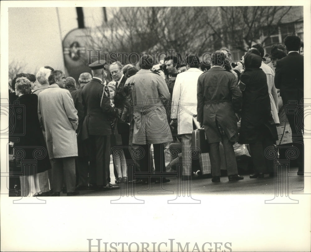 1976 Press Photo President Ford is protected by well dressed secret servicemen - Historic Images