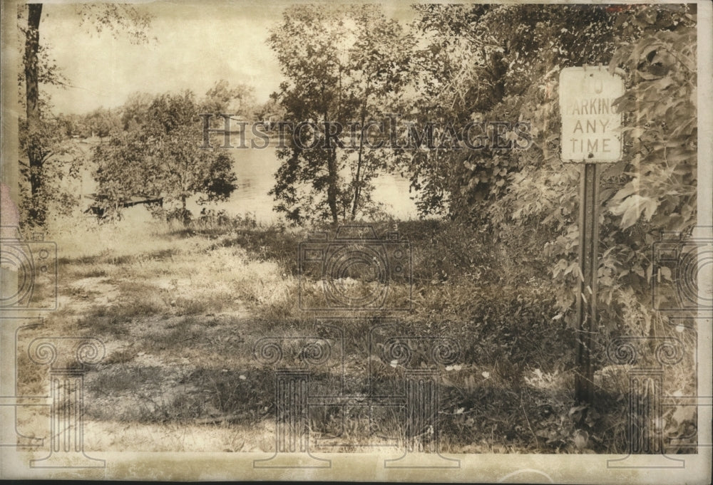 Press Photo This No Parking Sign Helps Limit Parking at Little Muskego Lake - Historic Images