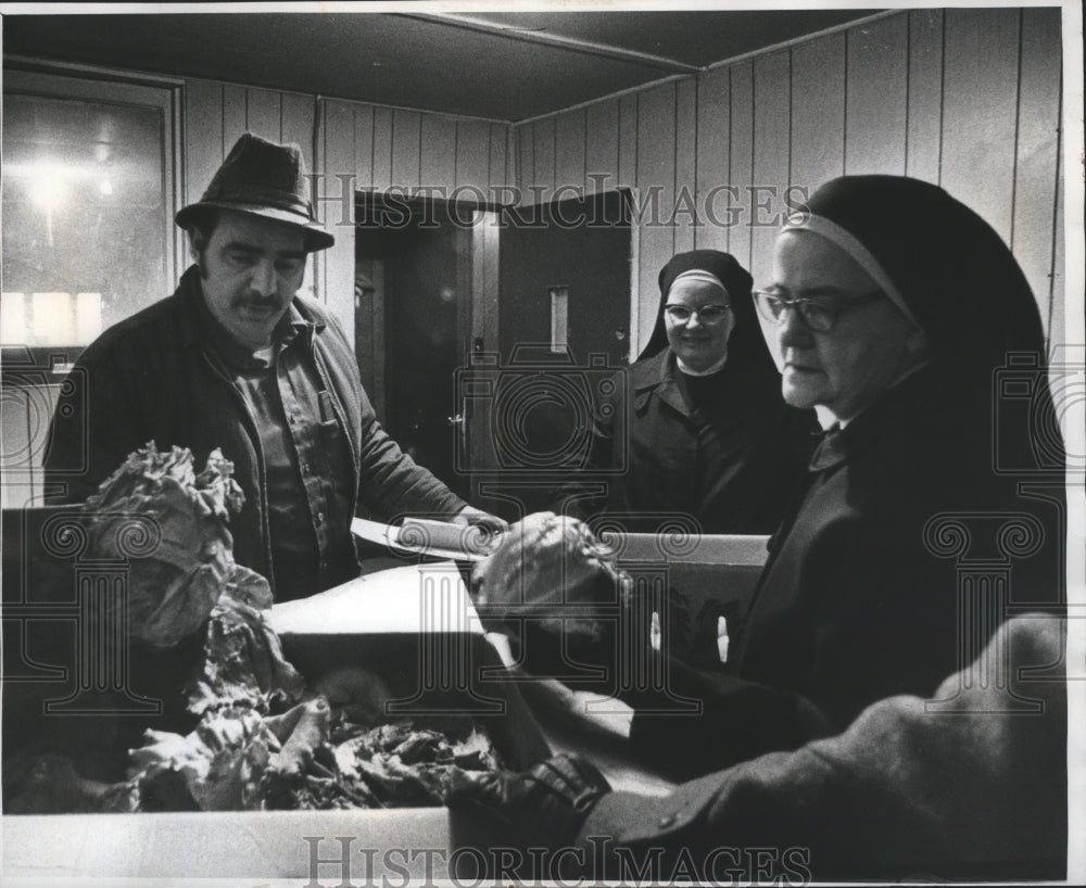 1976 Press Photo Sisters Irene Marie, Martin Mary and Produceman Anthony Jennaro - Historic Images