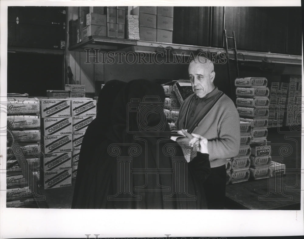 1963 Press Photo Little Sisters of the Poor thank Arthur Anderson for donation. - Historic Images