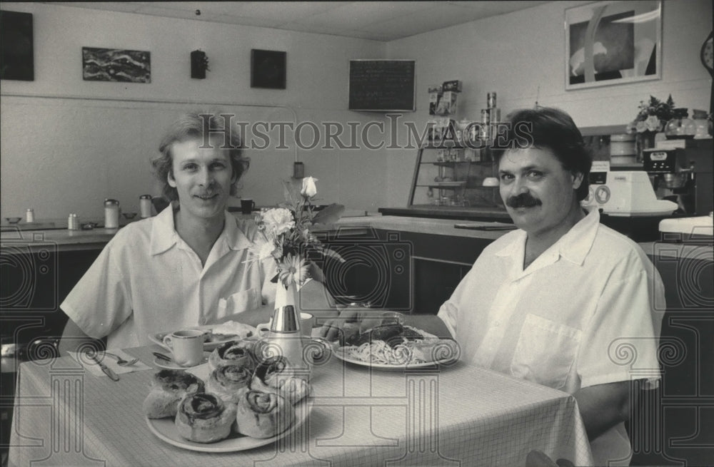 1984 Press Photo Tom Littmann and Jim Reimer, owners The National Coffee Shoppe. - Historic Images