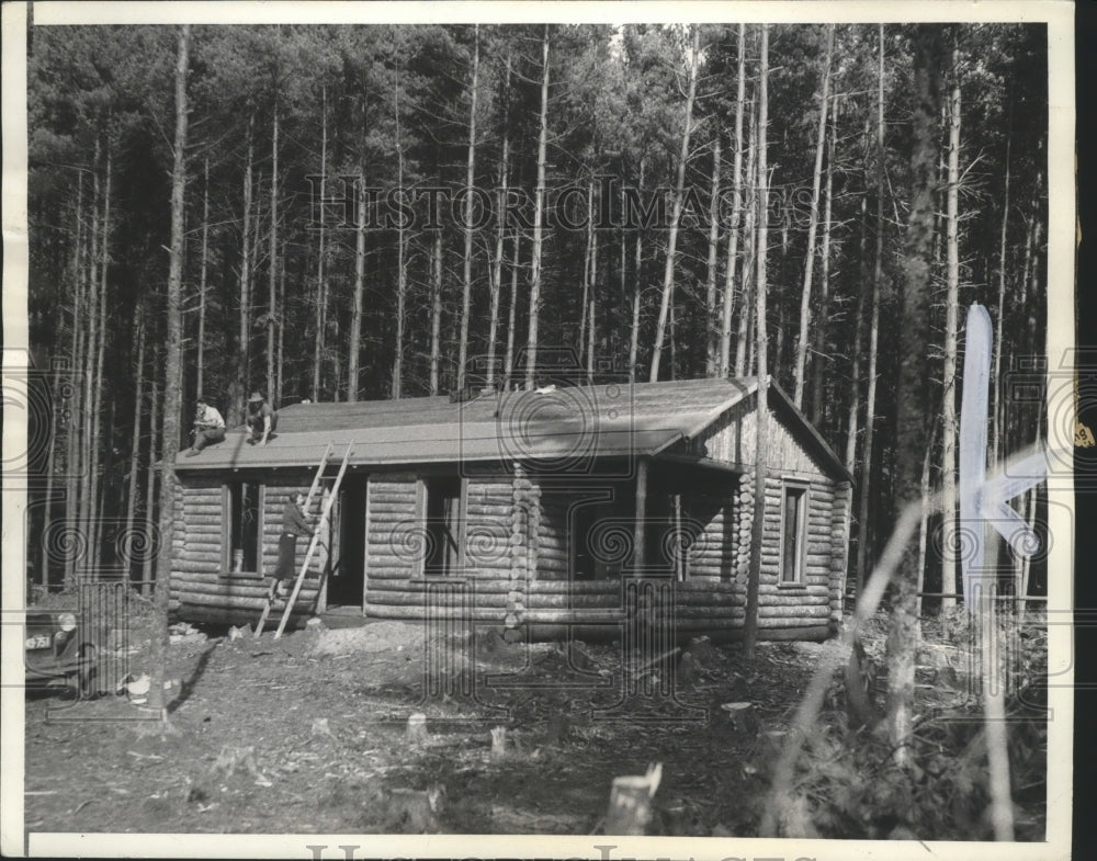 1936 Burton Smith and wife at work on their Northumberland log cabin - Historic Images