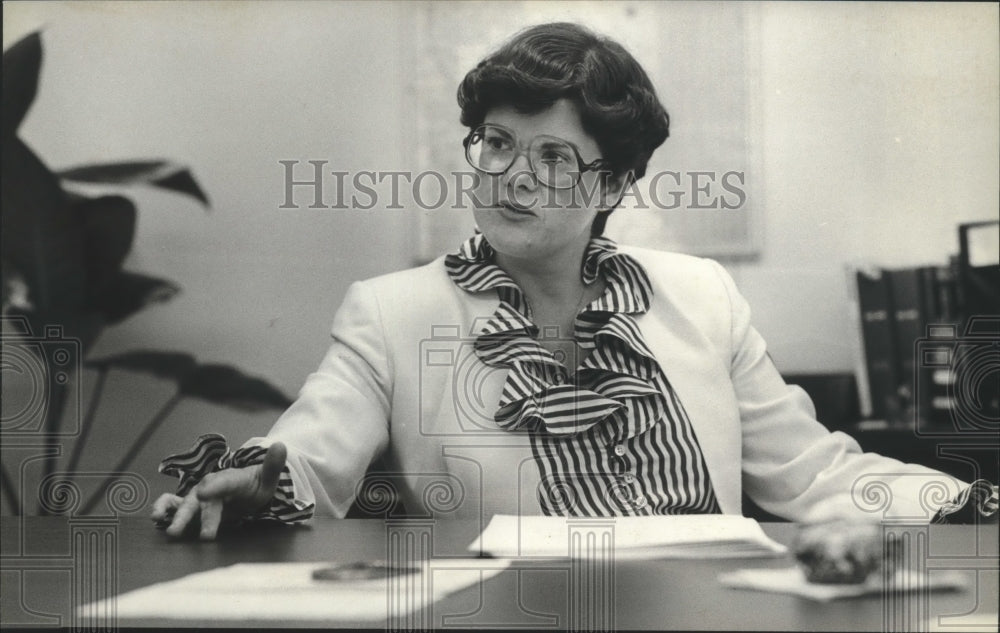 1982 Press Photo Jean Logan, assistant to director of County Institutions - Historic Images