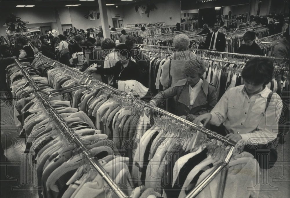 1985 Press Photo Women shopping at Loehmann&#39;s in Brookfield, Wisconsin - Historic Images