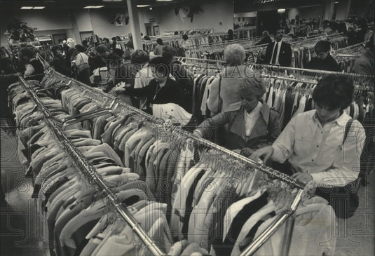1985 Press Photo Women shopping at Loehmann's in Brookfield, Wisconsin - Historic Images