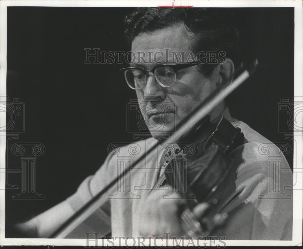 1972 Press Photo Violinist Abram Loft plays his instrument - mjb08256-Historic Images