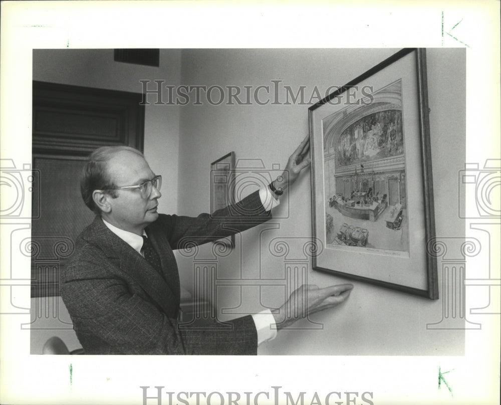 1986 Press Photo Speaker Thomas Loftus straightens a Suzanne Hoover painting - Historic Images