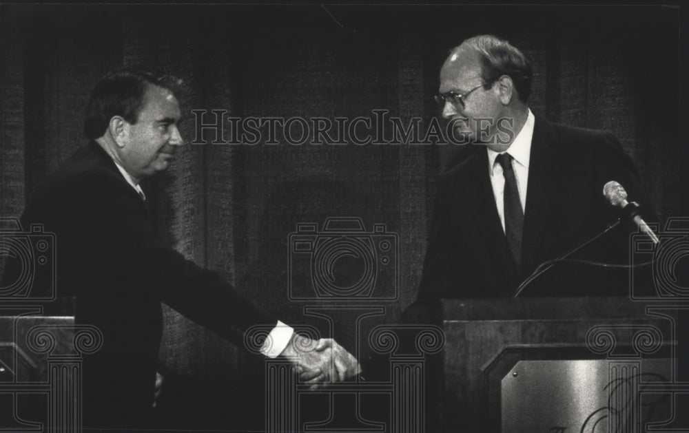 1990 Press Photo Governor Tommy Thompson and Tom Loftus shake hands - mjb08264 - Historic Images