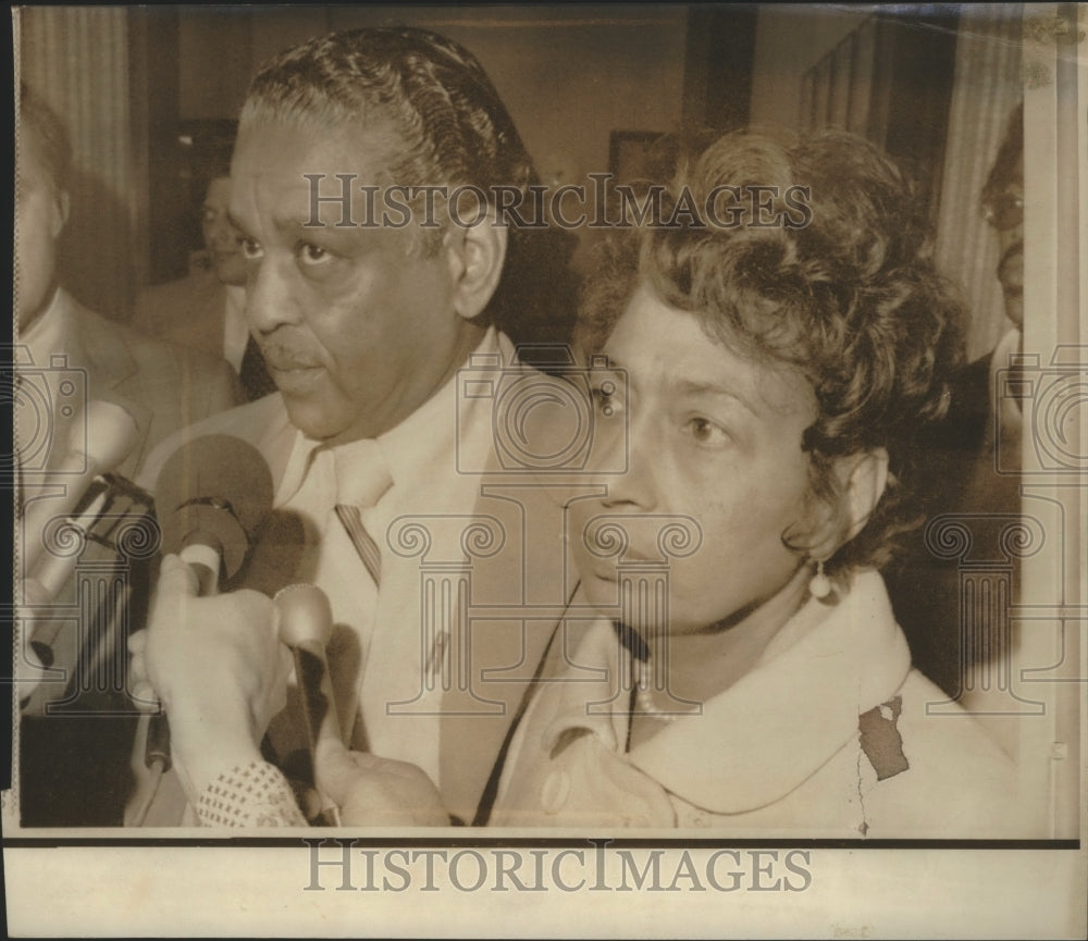 1975 Press Photo wife of Raleigh NC mayor Clarence Lightner cleared on charges - Historic Images