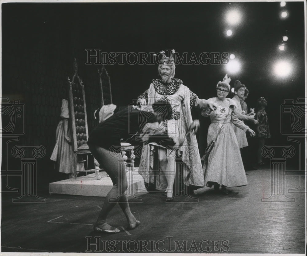 1966 Press Photo David Lile, Fred Gnatoes, Marcie Stringer Act at Pabst Theater - Historic Images