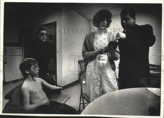 1991 Press Photo John Robbins explains biofeedback to Anne Schweitzer Beaver Dam - Historic Images