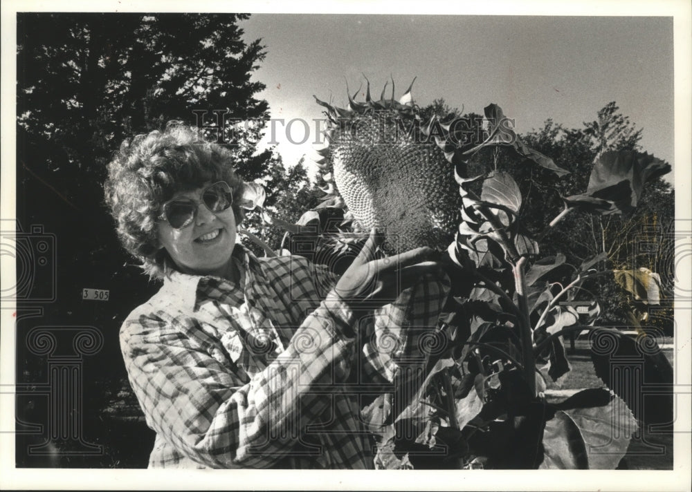 1990 Press Photo Judith Hechel of Neshkoro grows sunflowers to feed birds - Historic Images