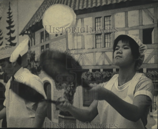 1982 Press Photo Thudung Tieu flipped Crepes in the Air at the Holiday Folk Fair - Historic Images