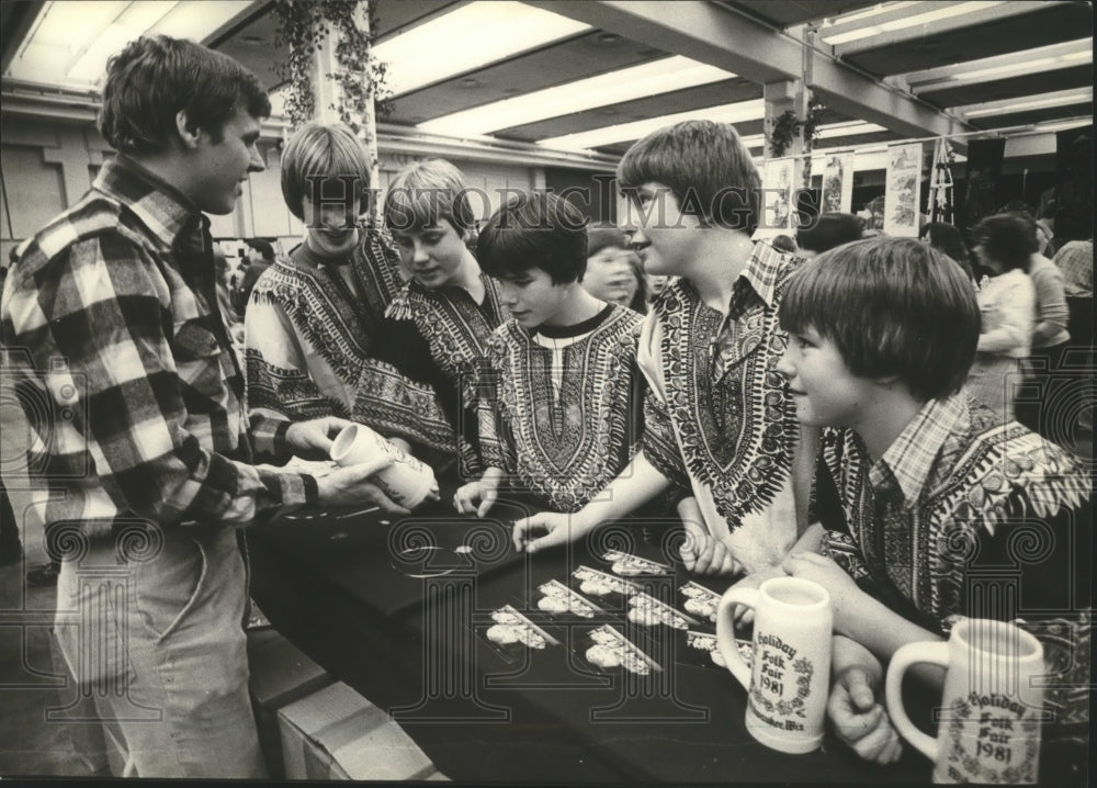 1981 Press Photo Bob Kordus Talks to Manitowoc Woodrow Wilson High Students - Historic Images