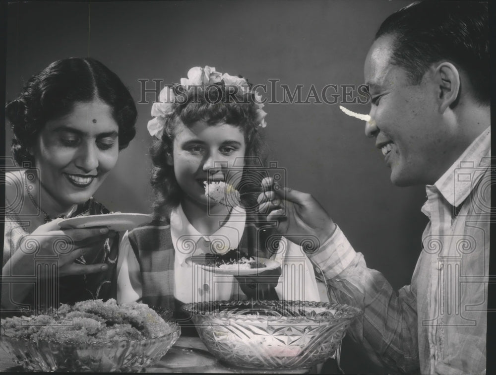 1954 Press Photo Popati Malkani, Dorothy Herold, Jesus Estrada enjoy ethnic dish-Historic Images