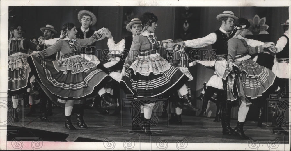 1968 Press Photo Kujawiaki Polish Dancers from Alliance College at Folk Fair - Historic Images