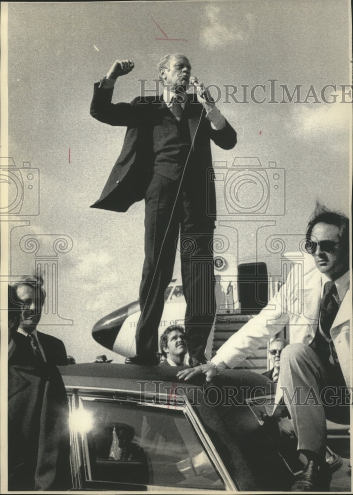 1976 Press Photo President Ford Leading Cheer While Campaigning in Ohio - Historic Images