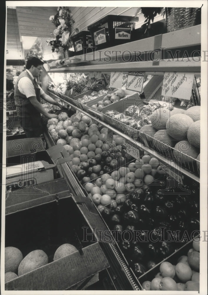 1989 Press Photo Milwaukee Food: Paul Klee, produce manager at Food Lane - Historic Images