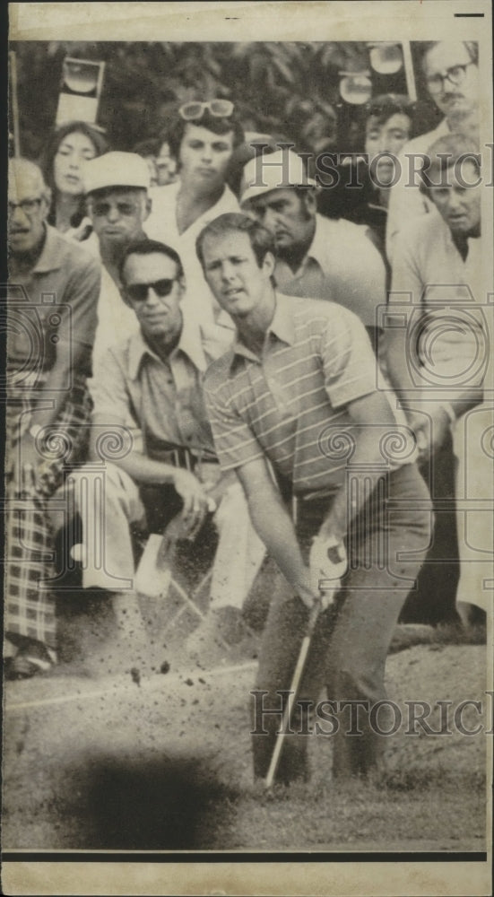 1973 Top Professional Golfer Top Weiskopf Shoots Out Of Tough Lie - Historic Images