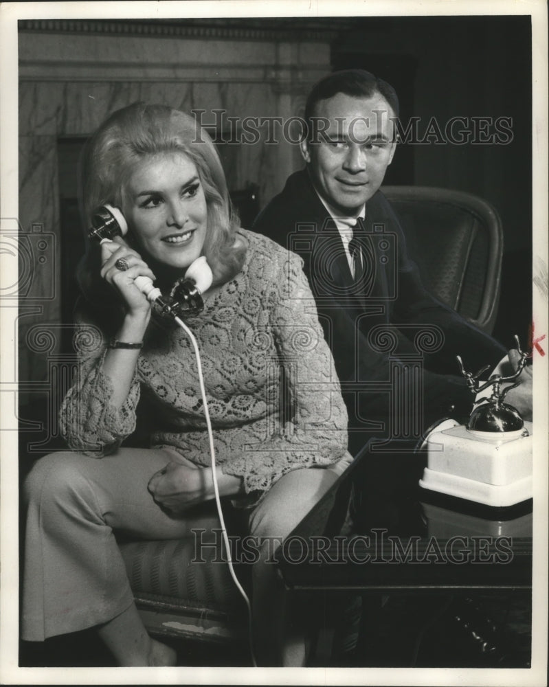 1966 Press Photo June Wilkinson and Frank Farmer in &quot;Any Wednesday&quot; in Wisconsin - Historic Images