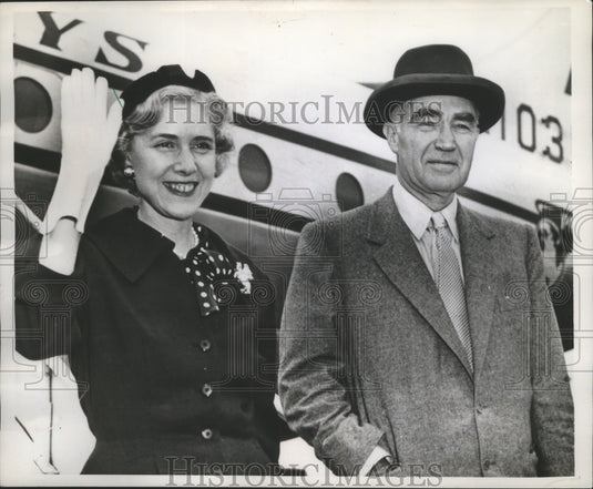 1955 Press Photo Clare Boothe Luce and Henry Luce at Airport in New York - Historic Images