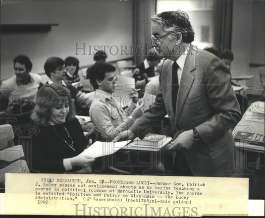 1982 Press Photo Former Governor Patrick J. Lucey teaching-Marquette University - Historic Images