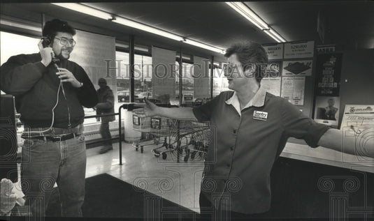 1991 Press Photo Cory Rozenberg bought a winning lottery ticket in Wisconsin - Historic Images