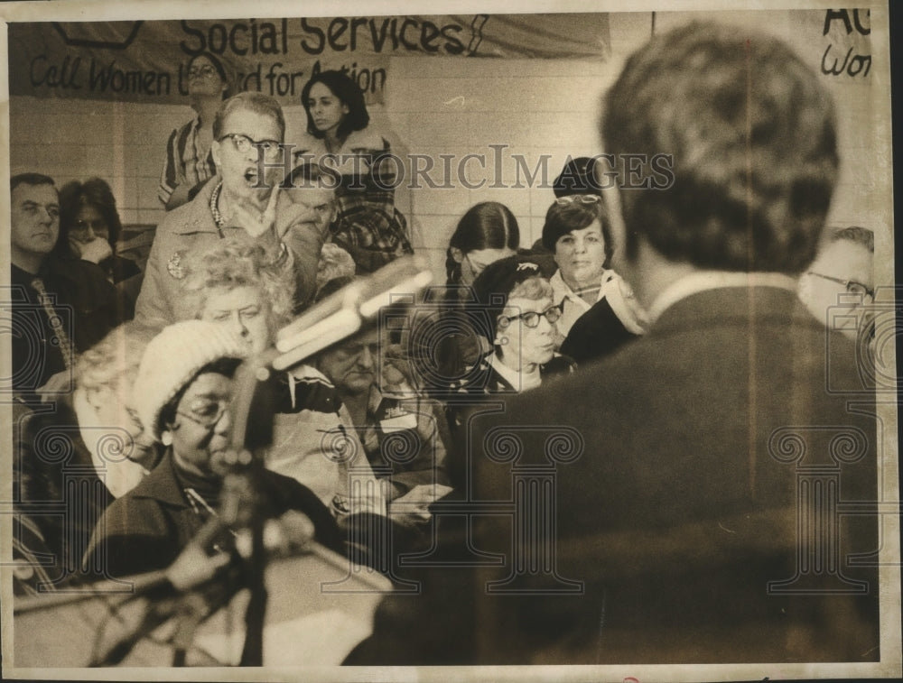 1976 Press Photo Governor Lucey listening to Woman Complaining about Bus Service-Historic Images