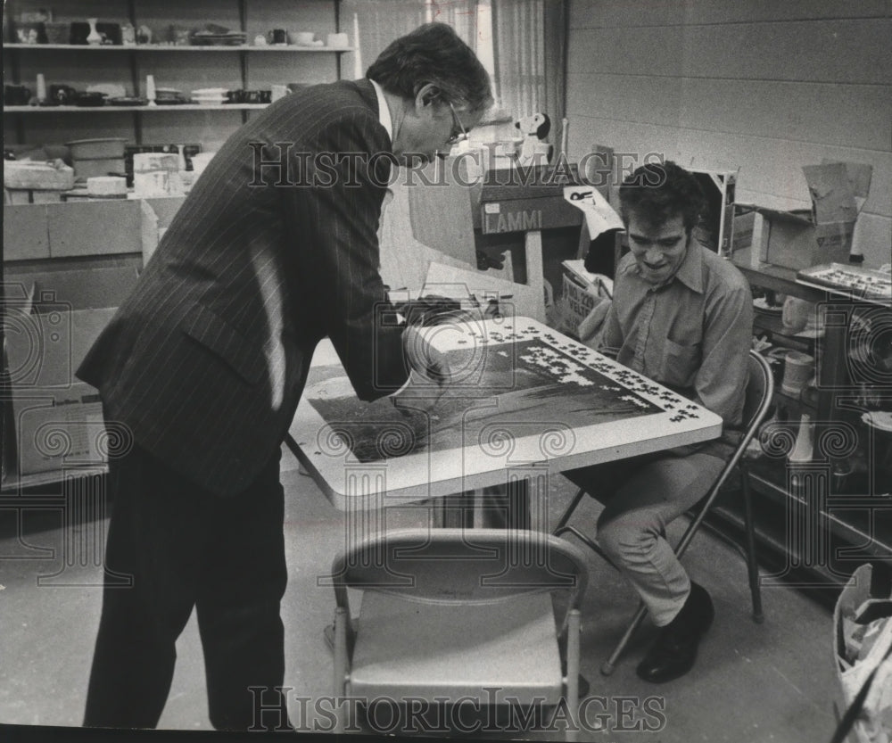 1976 Press Photo Governor Lucey advised a De Paul patient working on a puzzle - Historic Images