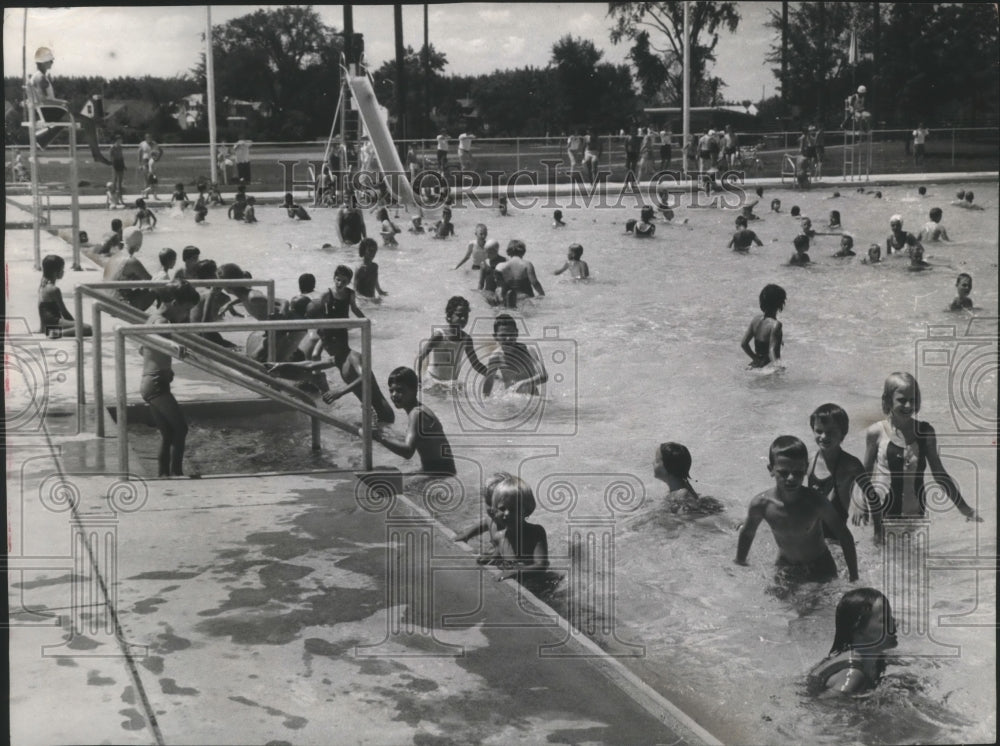 1984 Press Photo About 400 eager youngsters splash in Lincoln park's new pool - Historic Images