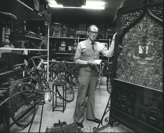 1980 Press Photo John Luedtke one of the curators at Milwaukee Public Museum - Historic Images