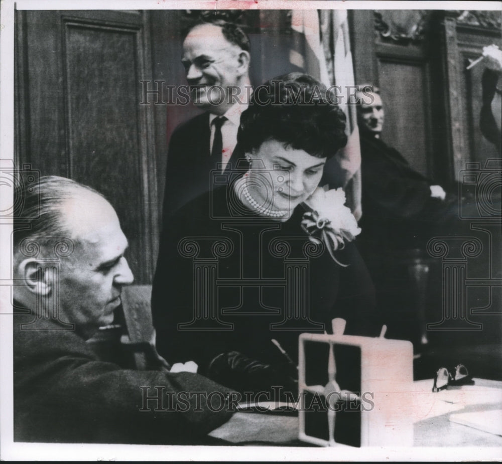 1983 Press Photo Ester Doghty only woman member of legistature in Wisconsin - Historic Images