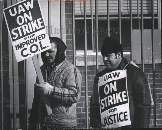 1974 Press Photo Workers at Allis-Chalmers on strike for Cost of Living Changes-Historic Images