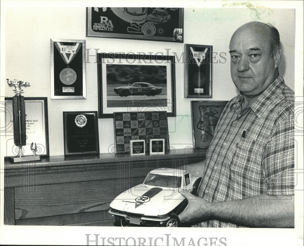 1985 Press Photo Sports Car Racer Jerry Dunbar Holds Model Of Corvette Racer - Historic Images