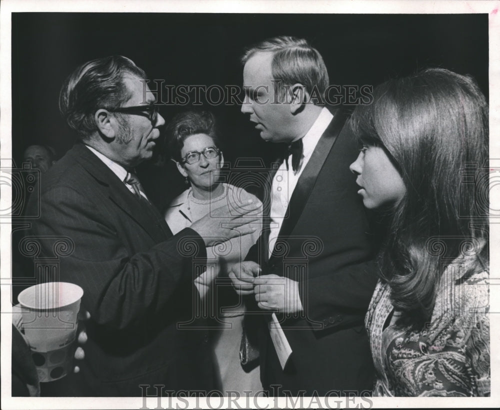 1971 Press Photo Representative Les Aspin with wife and friends, Expo Milwaukee. - Historic Images