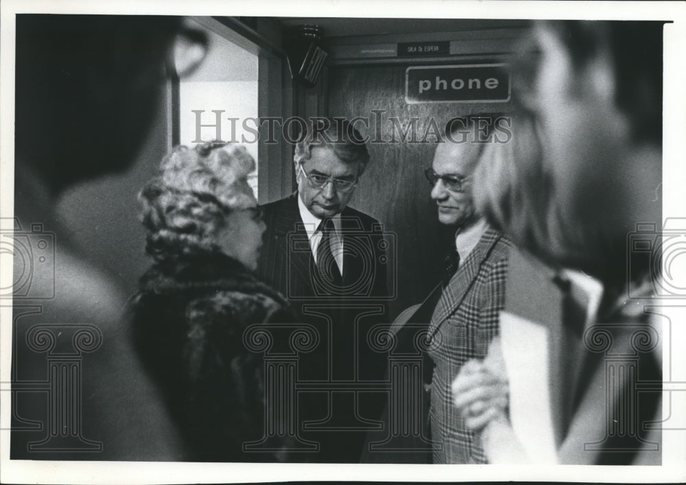 1976 Press Photo Patrick J. Lucey, Governor of Wisconsin, talks with group - Historic Images