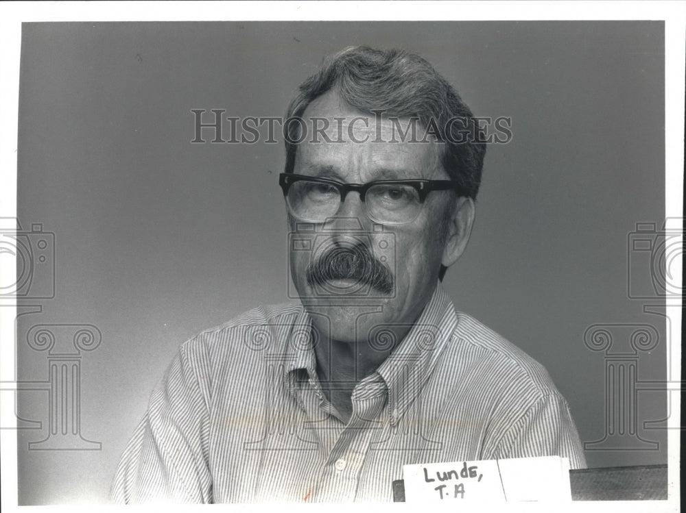 1992 Press Photo T.A Lund, Retired Teacher, Milwaukee - Historic Images