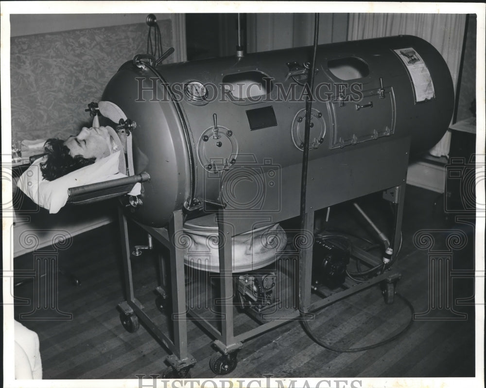 1940 Press Photo Patient inside of an Artificial Iron Lung - mjb09002 - Historic Images