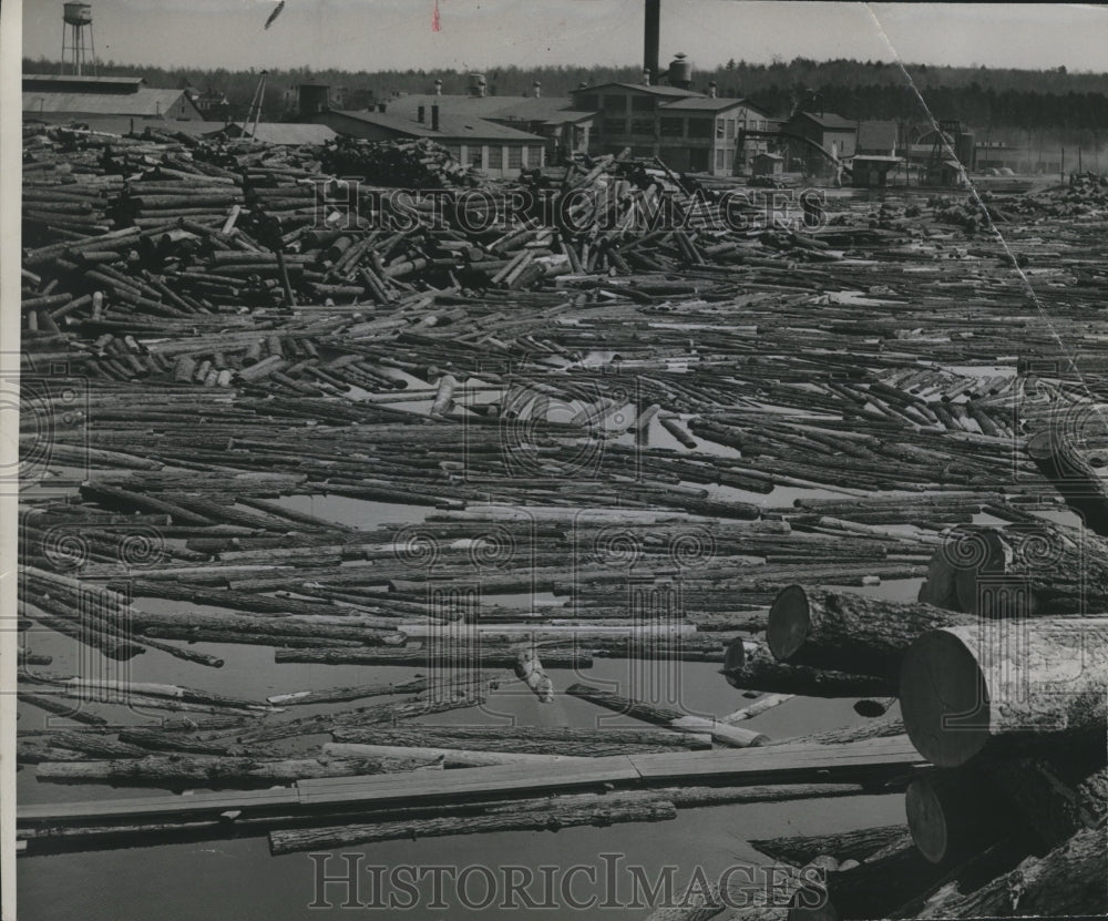 1946 Press Photo Logs float down the river, Lumbering, Wisconsin - Historic Images